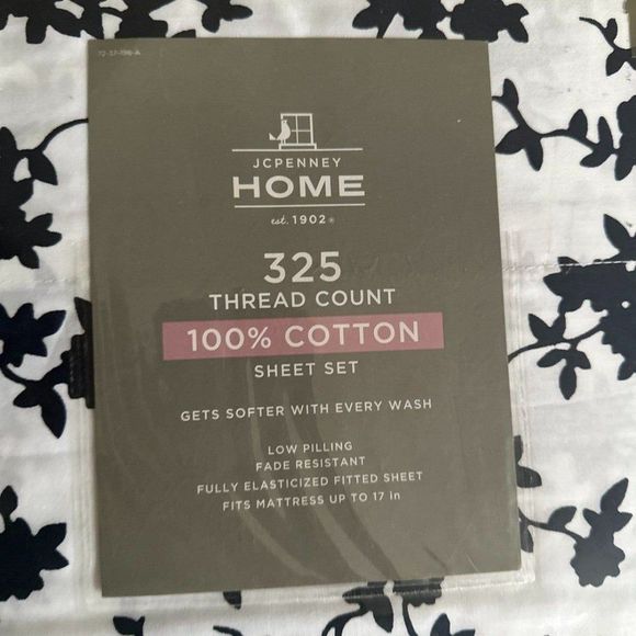- JC Penny Home Queen Sheet Set - Picture 1 of 2